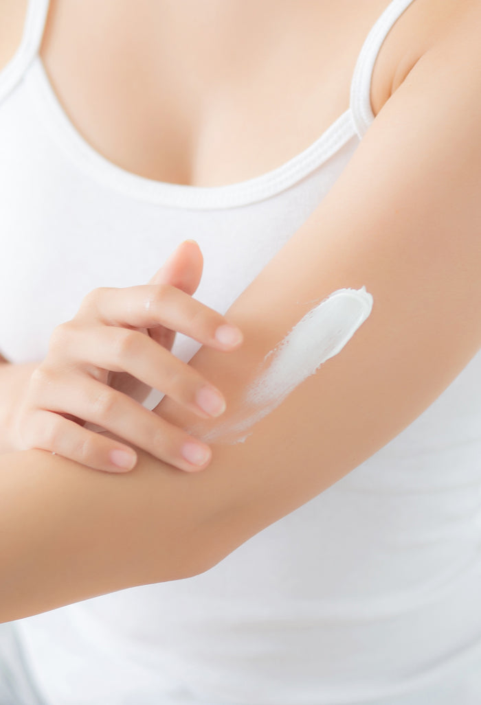 lavera Neutral Mikrosilber Akutcreme in der Anwendung