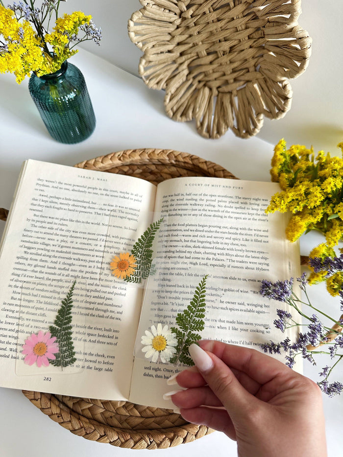 Petals & Pages by Grace - Mini daisy bookmark