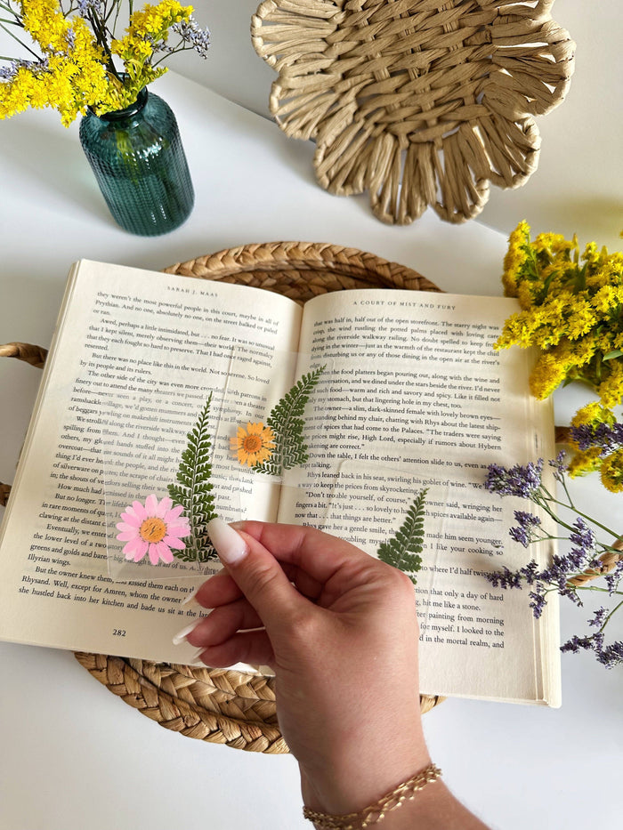 Petals & Pages by Grace - Mini daisy bookmark