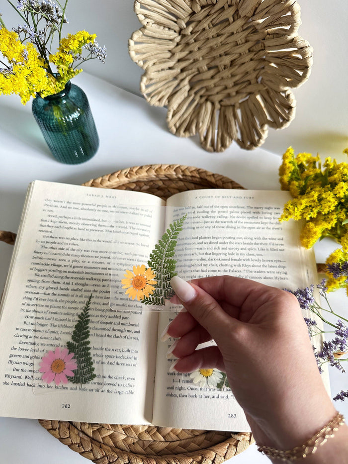 Petals & Pages by Grace - Mini daisy bookmark