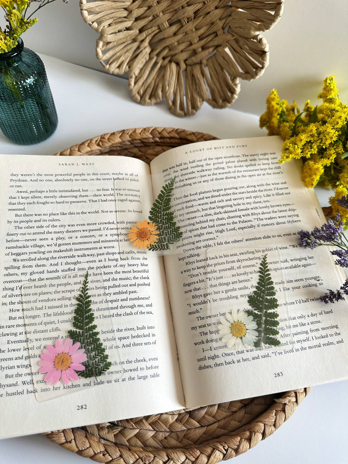 Petals & Pages by Grace - Mini daisy bookmark
