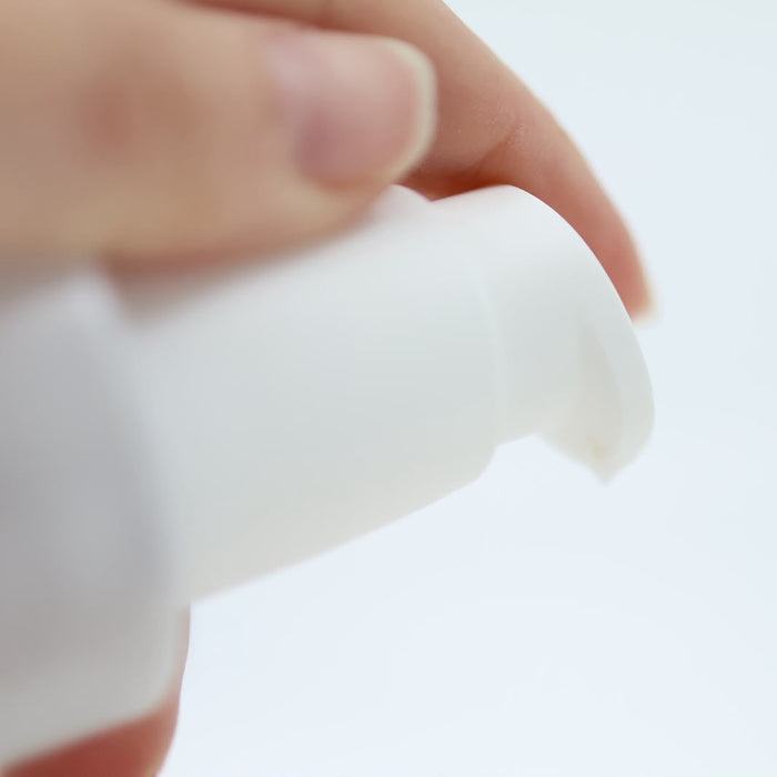 De inhoud van de Keune Revive Balm is wit.Verkrijgbaar bij Care For Hair.
